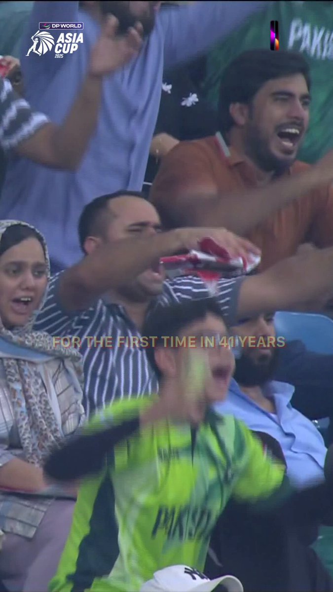 The first-ever INDIA vs PAKISTAN Picture