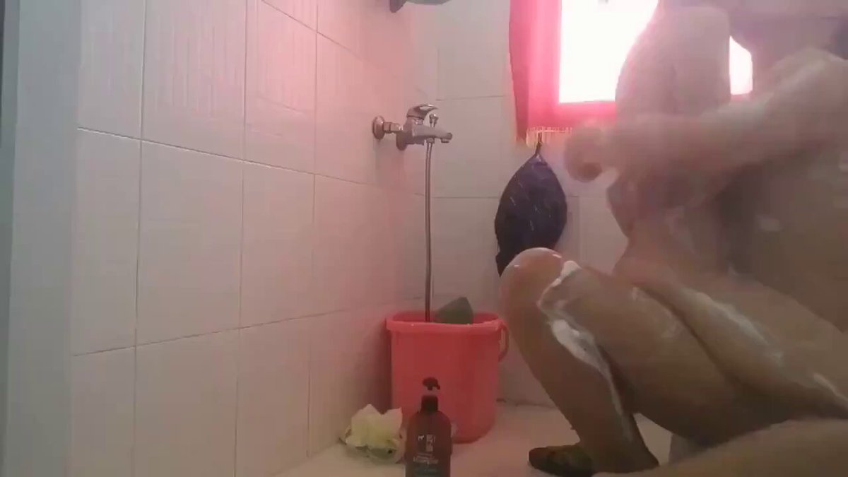 爸爸带自己10岁儿女和儿子洗澡    