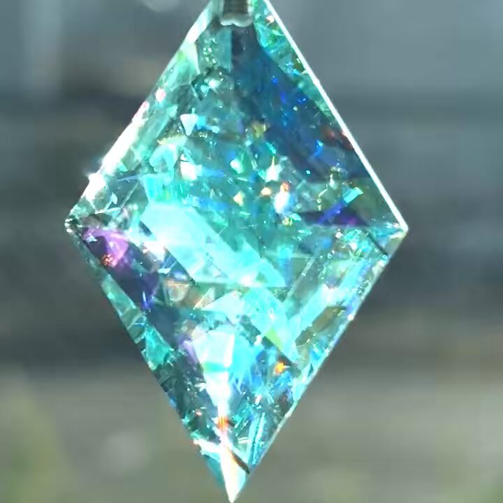モナジー工房 虹の結晶 ビビッド涙型ラフカット ペンダントトップ モナジー工房 虹の結晶 ビビッド涙型ラフカット ペンダント