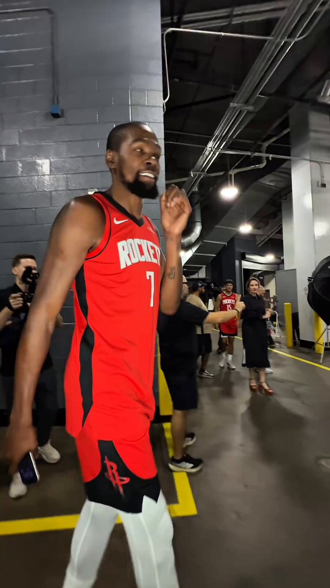 Clutch couldn’t wait to wish his best friend happy birthday 🥹

“bffs for real” 