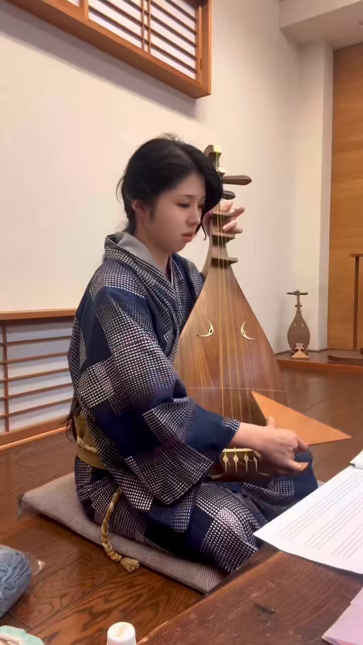 琵琶を弾く麗人 琵琶を弾く麗人 琵琶を弾く麗人