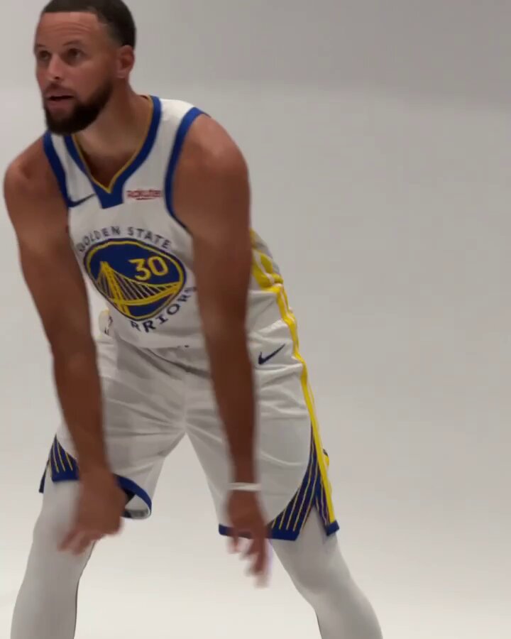 “I’m doing the Nate Thurmond pose.” 😎

Steph got some inspo from a Warriors legend on Media Day 😂 