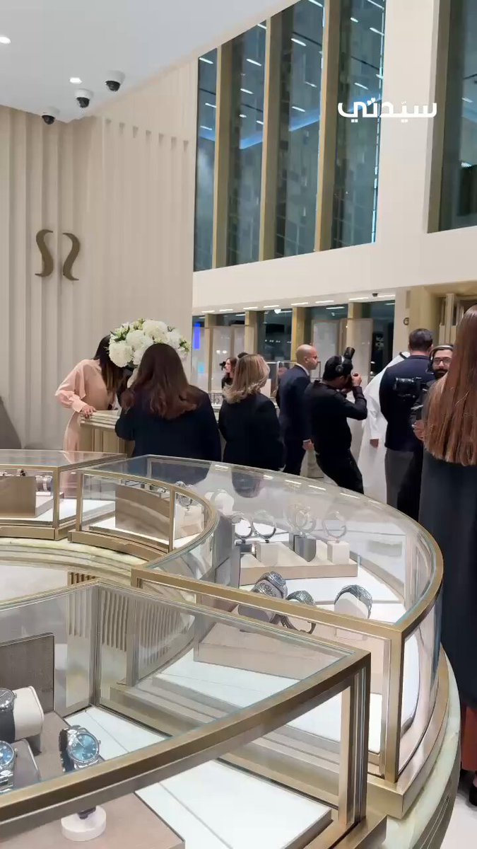 افتتاح بوتيك أحمد صديقي بالرياض.. إرث يمتد لأكثر من 75 عامًا من الفخامة، حيث يواصل أحمد صديقي التوسع الاستراتيجي في السوق السعودي ليمنح عشّاق الساعات والمجوهرات تجربة استثنائية، ويكرس تلاقي التقاليد السعودية مع الحداثة العالمية في ظل رؤية 2030 التي حولت الرياض إلى وجهة رئيسية للعلامات العالمية في عالم الرفاهية والفخامة 