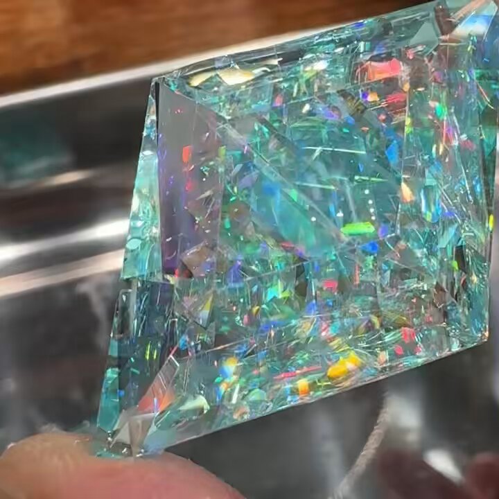 モナジー工房 虹の結晶 ビビッド涙型ラフカット ペンダントトップ モナジー工房 虹の結晶 ビビッド涙型ラフカット ペンダント