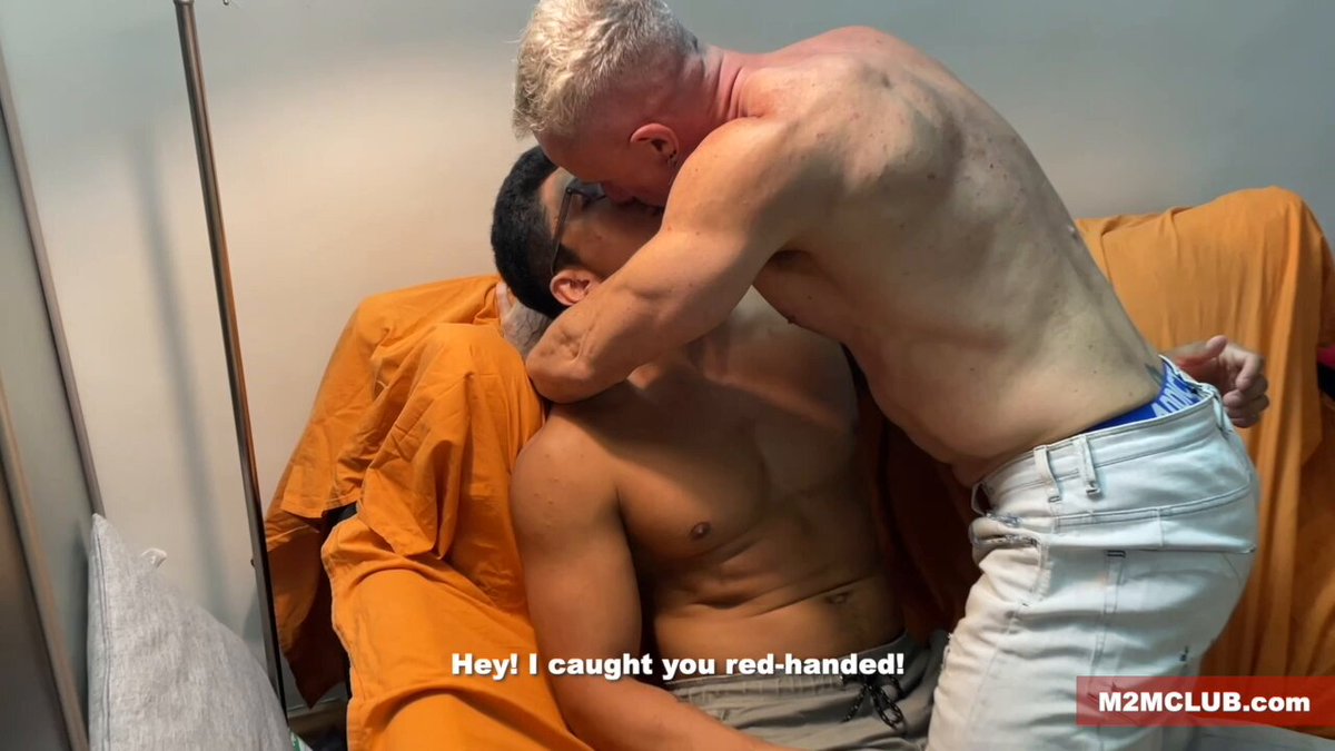 Менің әпкемнің порно фильміне тыңшылық жасау