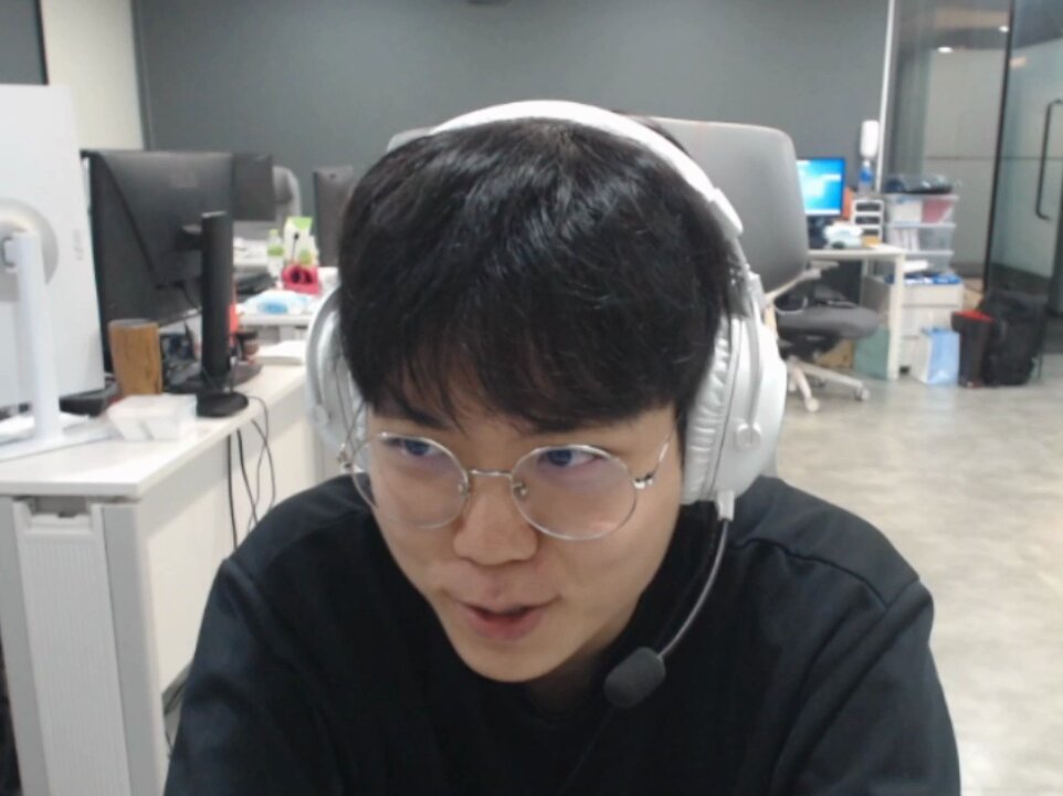 [閒聊] Cuzz曾經扒下Roach的褲子