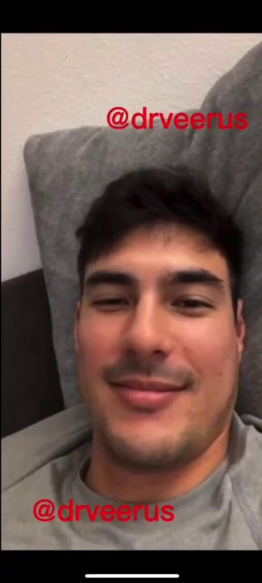 Oq paypoq kiygan gozal yalangoch qiz