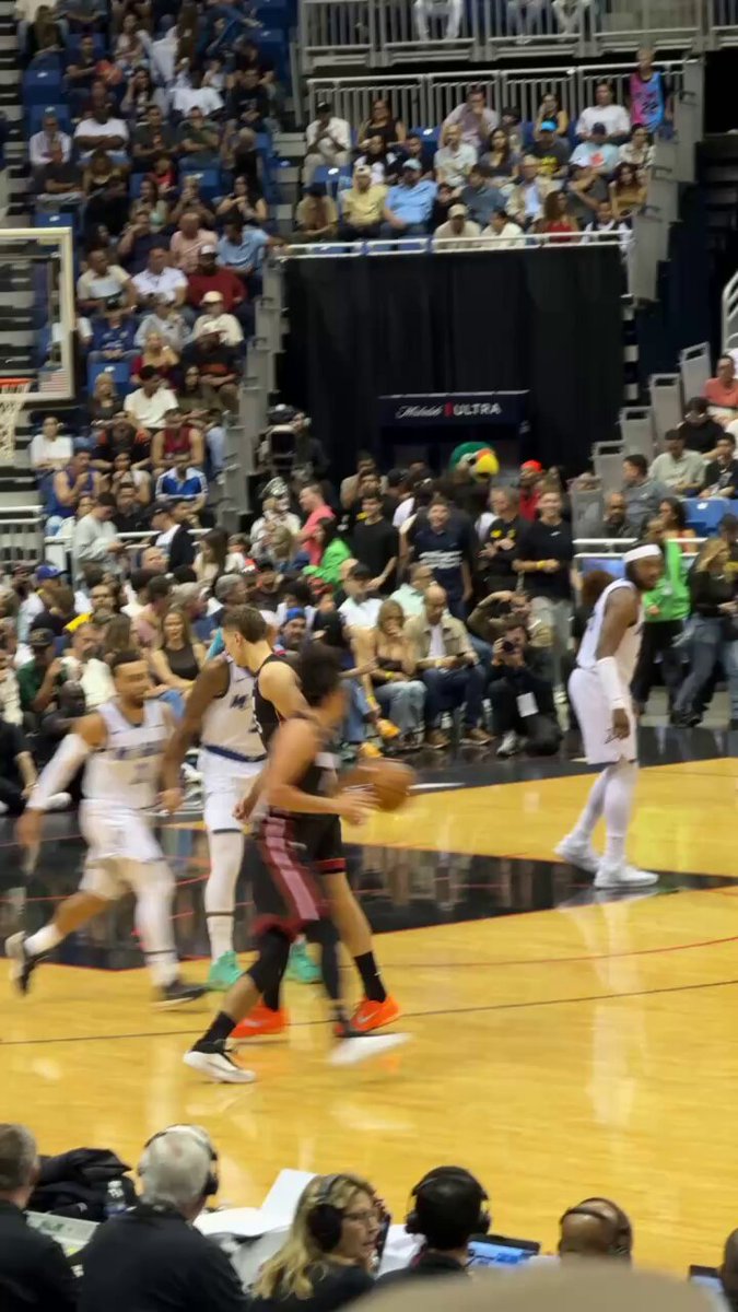 Desmond Bane's first bucket in Puerto Rico!

He just makes it look so easy 🫡  