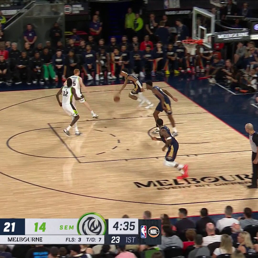 Jordan Poole flashes the handles & finishes with the reverse layup 👀

He's got 7 early points on NBA TV! 