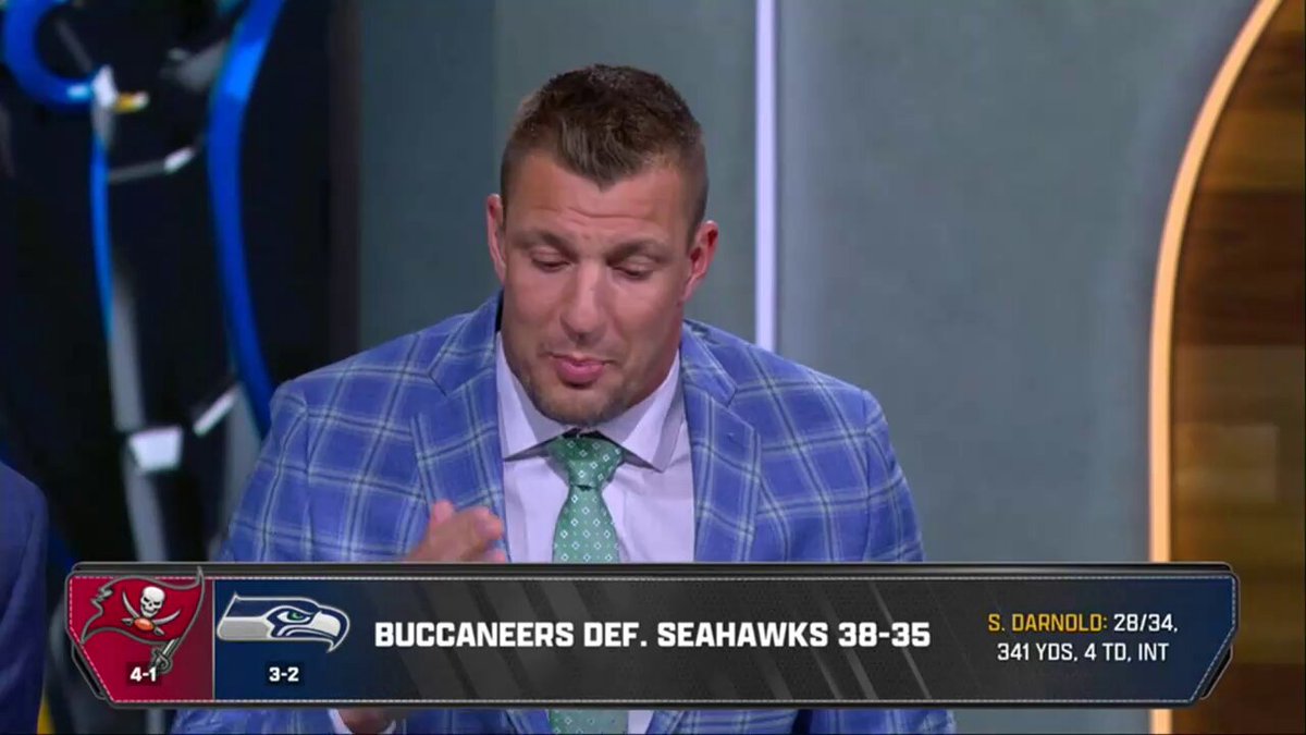 𝗧𝗥𝗘𝗡𝗗𝗜𝗡𝗚: Rob Gronkowski trying to pronounce Emeka Egbuka’s name has gone viral.

😭😭😭

 