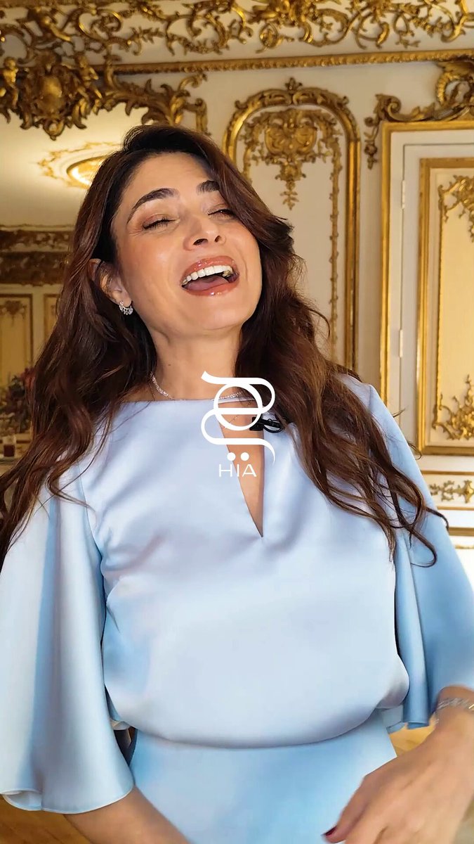 "أنا مدينة من نور"... شاركتنا المصمّمة السعودية هنيدة الصيرفي، في مقابلة خاصة مع مجلة "هي"، اقتباسها المفضّل وقصّتها مع مجموعة حبر وبصمة. Ink Impact،. المستوحى من الروائيات السعوديات اللواتي يقُدن النهضة الأدبية. من باريس، عاصمة الموضة والجمال، تحدثت هنيدة عن قوّة المرأة السعودية في كتابة حكايتها بنفسها، وعن تأثيرها في الفن والثقافة، وكيف أصبحت الثقافة اليوم رافعة للتغيير والهوية.. ما رأيكم بهذه المجموعة؟ مجلة هي HonaydaOfficial 