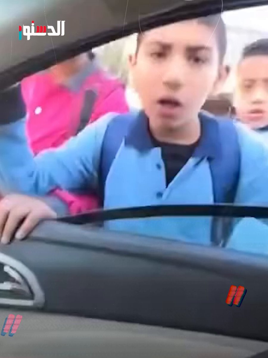 عايزين حق صاحبهم.. طلاب يتشاجرون مع سائق سيارة بسبب "زمزمية" 