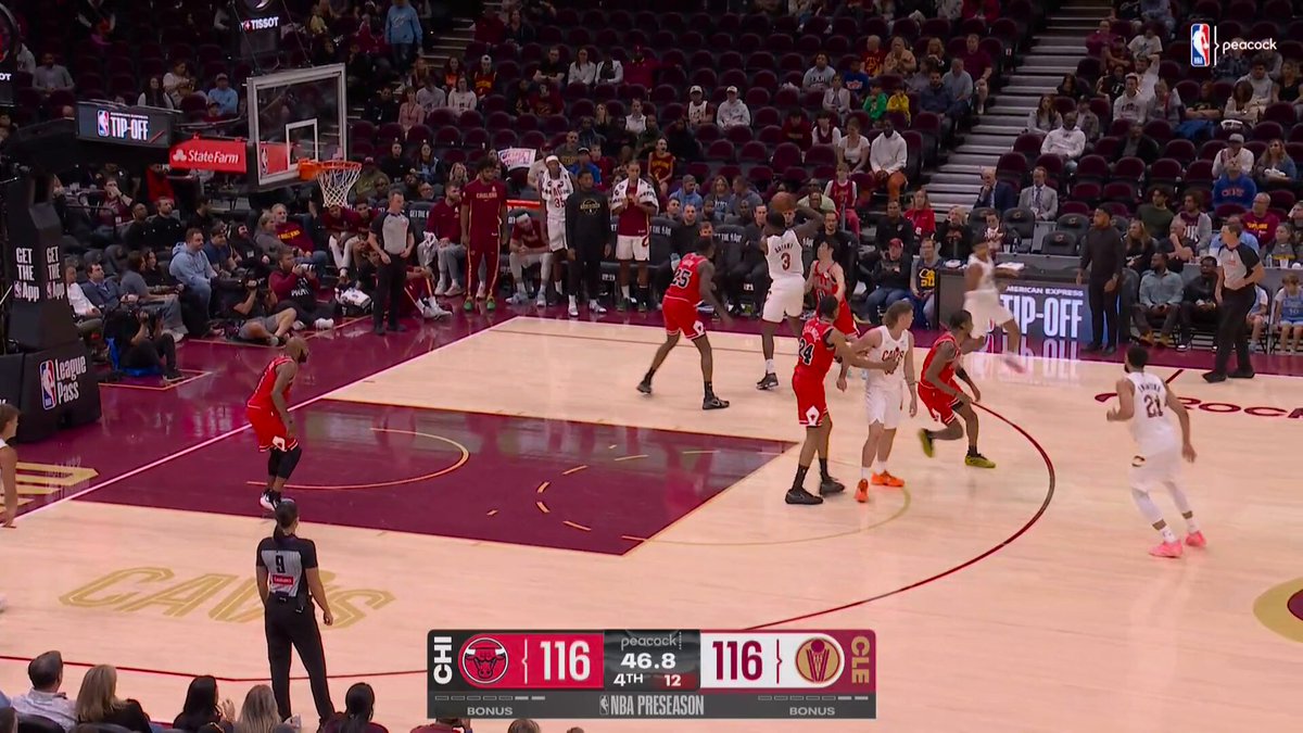 Jevon Carter gives Chicago the lead with 36.9 seconds left ‼️

CLUTCH. 