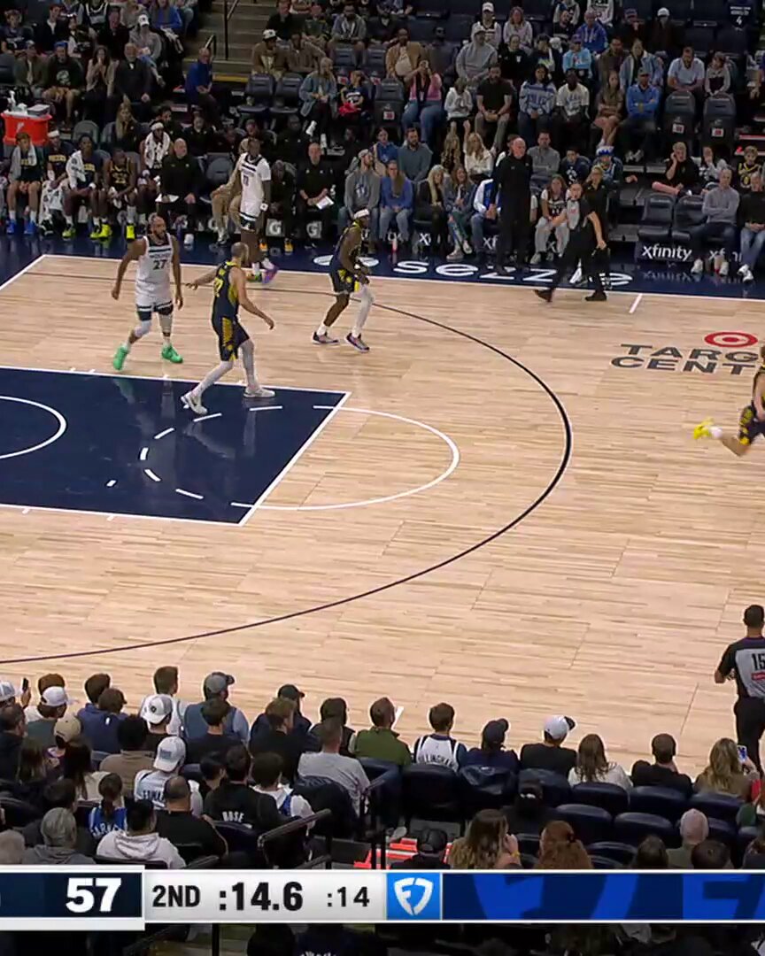 Taelon Peter with the two-handed fastbreak flush 🔨 