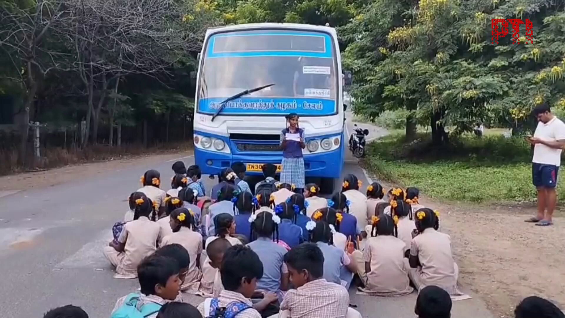 கெங்கவல்லி–அரசு பஸ்ஸை மாணவர்கள் திடீரென்று சிறைபிடித்து மறியல் போராட்டம்..