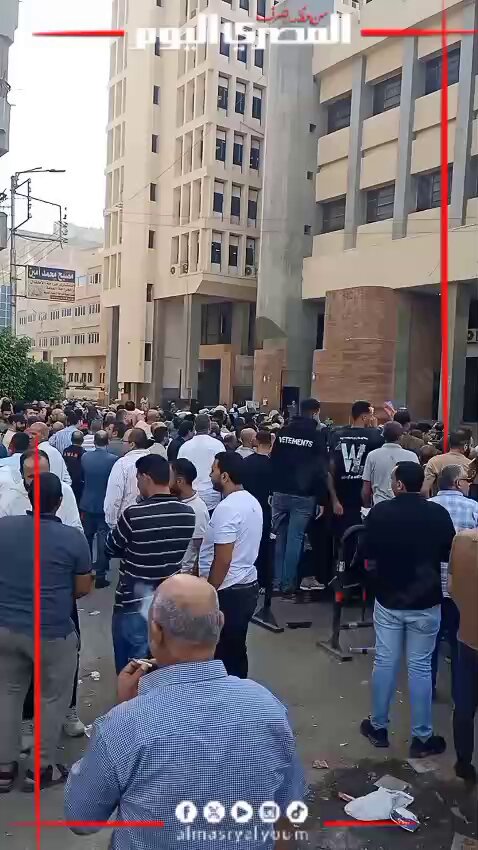 احتشاد أنصار المرشحين أمام محكمة المنصورة مع فتح باب الترشح لمجلس النواب 2025. تصوير: مي الكناني 