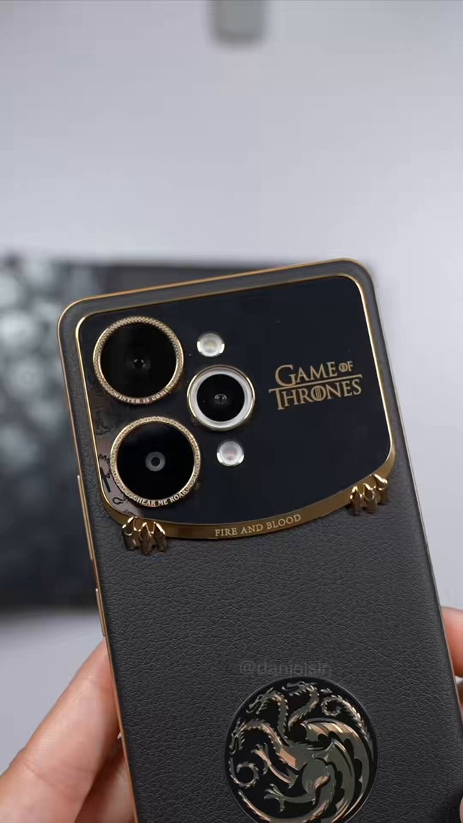 ريلمي طلعوا جوال بشعار Game of thrones. خلفيته من الجلد واذا حطيت عليها حرارة. او بالاستشوار يصير احمر لثانيتين وين الشخص اللي طلب هذه التقنية .. تعال وصل طلبك 