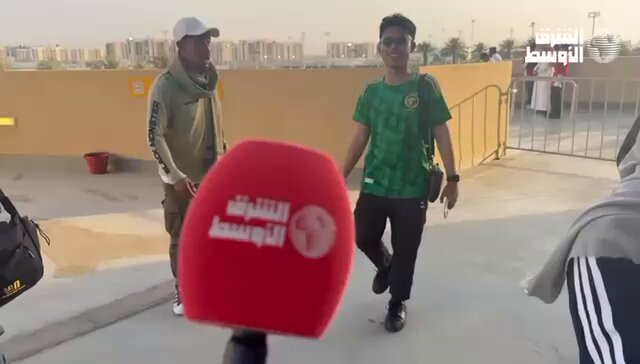 مشجع إندونيسي يرتدي قميص المنتخب السعودي ويتوقع نهاية المباراة بالتعادل #السعودية_إندونيسيا 