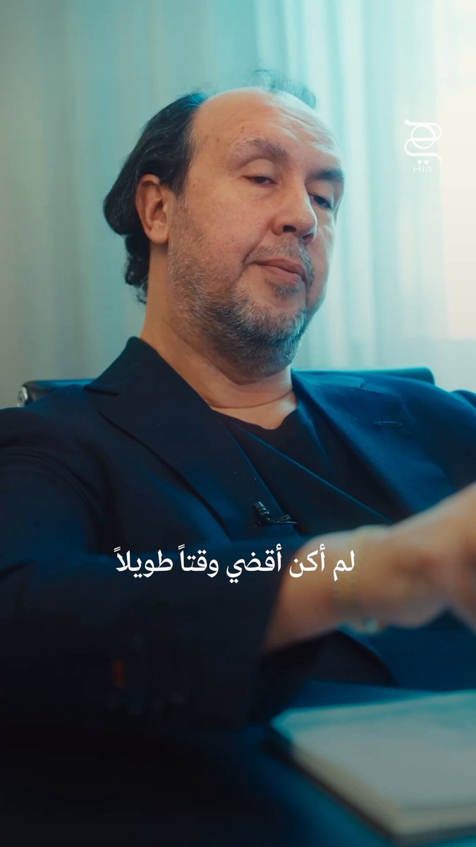 "حين أُصيب والدي بالألزهايمر، لم يتذكّرني، لكنّه تذكّر الأقمشة والمشغل".... هذا ما كشفه المصمّم اللبناني العالميّ طوني ورد، خلال تصوير سلسلة Designer Takeover.. وعلى الرغم من مرور السنين ورحيل والده، لا يزال طوني ورد يشعر بوجوده في كل زاوية من المشغل، حيث ما زالت الماكينة والكرسي في مكانهما كما تركهما.. رحلة المصمم طوني ورد كانت مليئة بالتحديات، من مغادرته لبنان شابًا بحثًا عن فرصة، إلى عمله في أبسط الوظائف، فعودته إلى وطنه ليبني اسمه من جديد بخيطٍ من الإصرار وحلمٍ لم ينقطع.. استمتعوا بمشاهدة هذه الحلقة الملهمة، وانتظروا الحلقة المقبلة لتتعرّفوا أكثر إلى عالم طوني ورد.. TONYWARDCOUTURE 