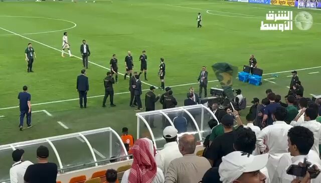 طاقم التحكيم الكويتي بقيادة الحكم أحمد العلي غادر الملعب وسط صافرات استهجان الجماهير. #السعودية_إندونيسيا 