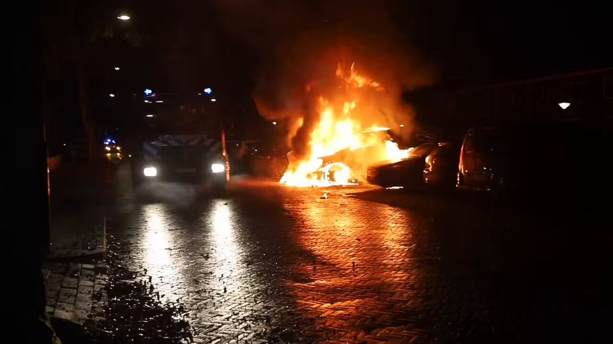 Flinke vlammenzee door 2 auto’s in de brand