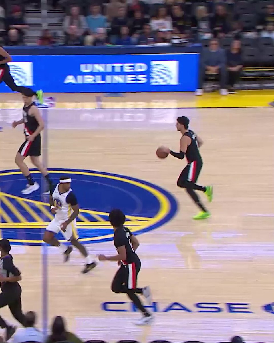 Toumani Camara finds Yang Hansen in the paint for his first preseason points ‼️ 