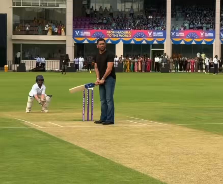 MS DHONI BATTING AT THE Picture