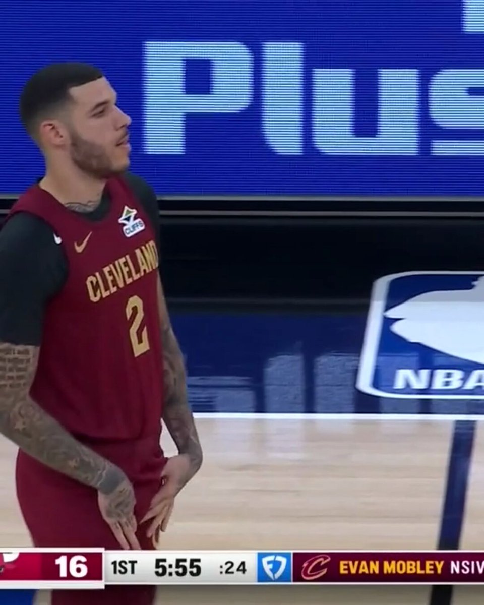 Lonzo checks in vs. Bulls 👀 

Zo was traded to the Cavs from Chicago this offseason. 