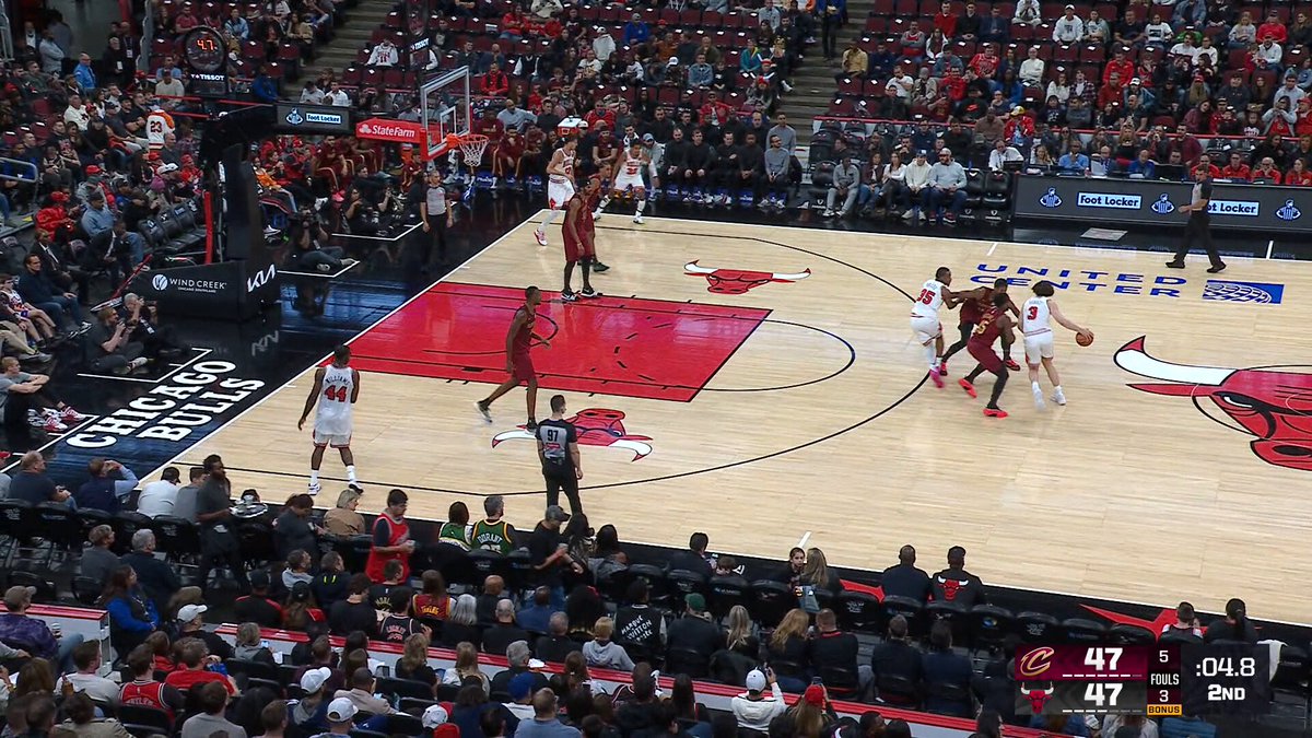 A 1H buzzer-beater for Zach Collins 🙌

He gives Chicago the lead heading into the break! 