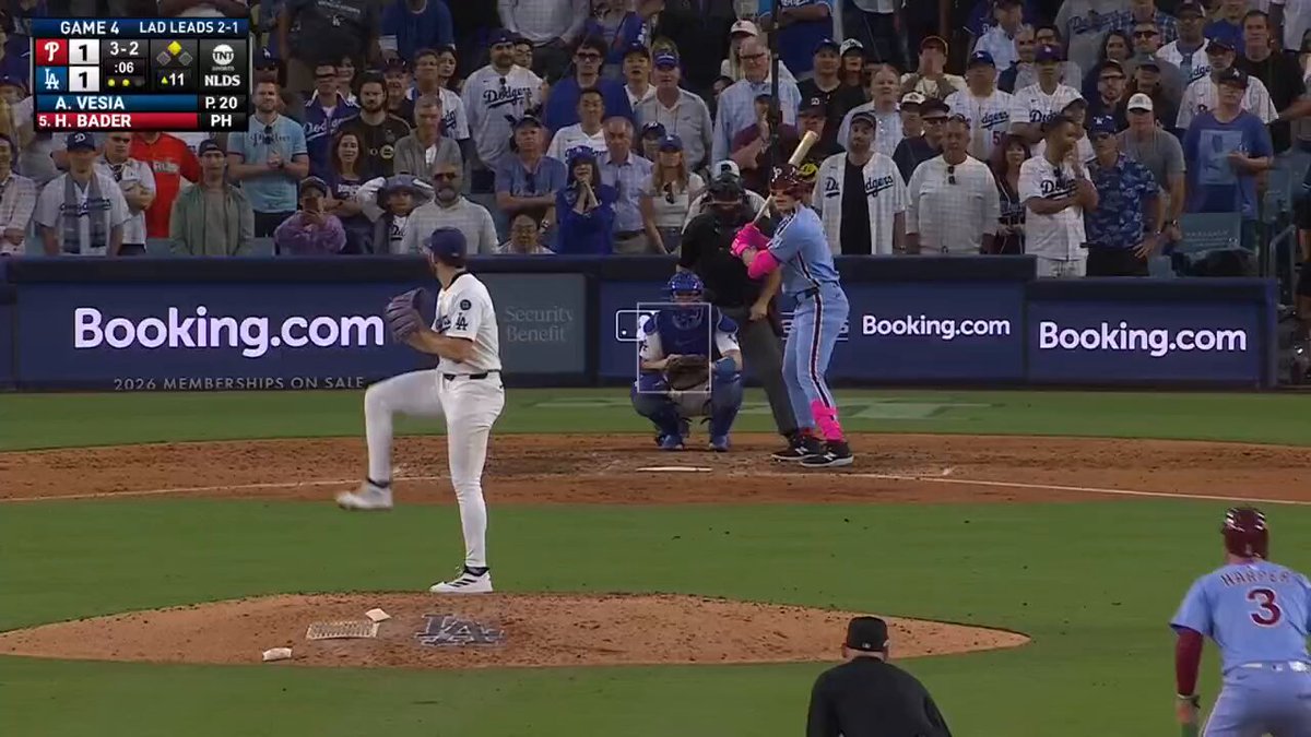Alex Vesia wins the 10-pitch battle against Harrison Bader 🤯 