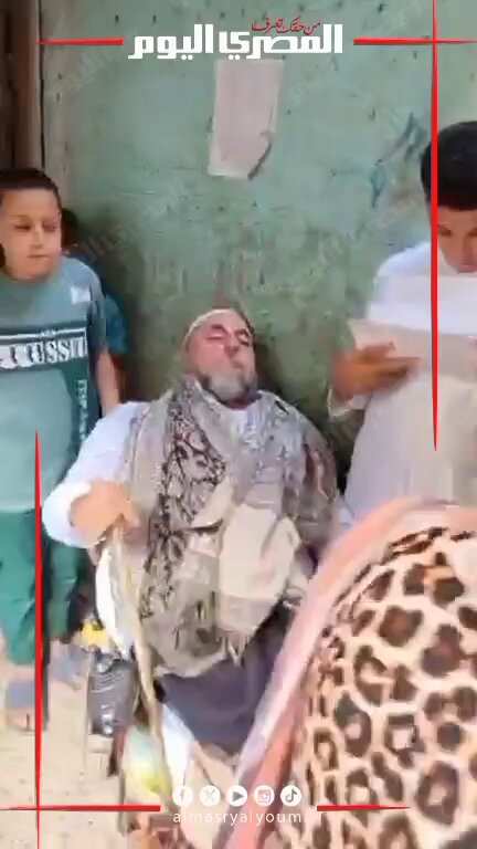 على كرسي متحرك.. الشيخ إبراهيم مروان يكرم 150من تلاميذه حفظة القرآن الكريم بقرية برطباط في المنيا. تصوير :صهيب حمزاوي 