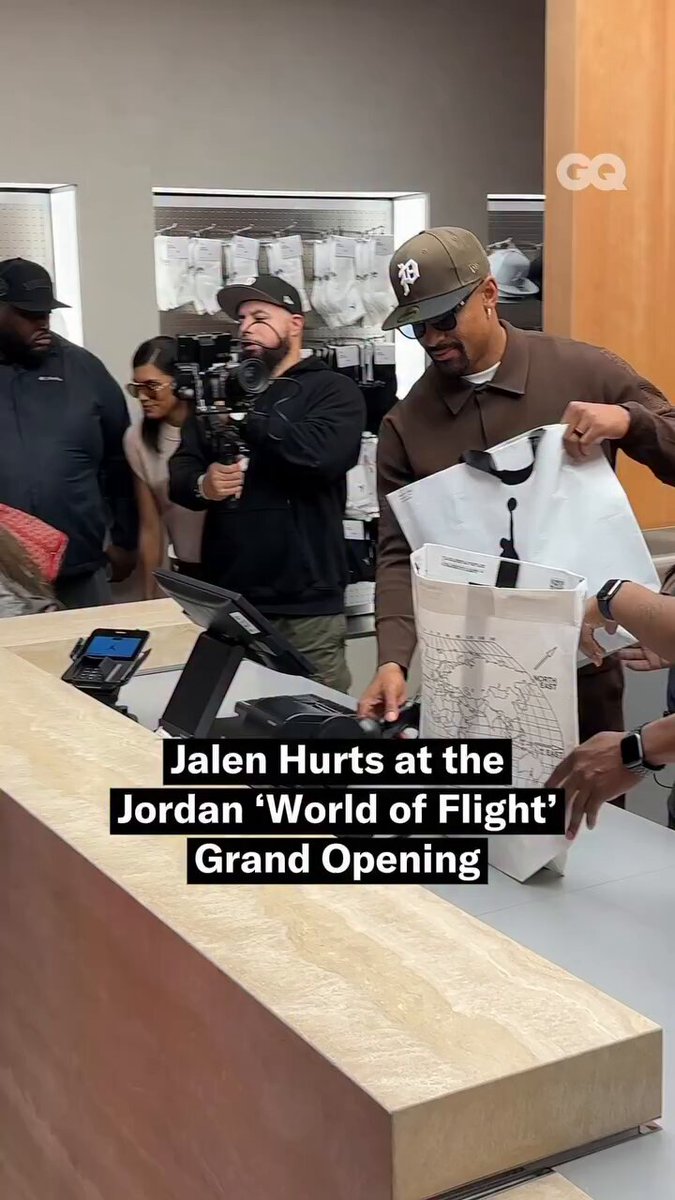 Jalen Hurts working the cash register at the World of Flight store grand opening in Philly today. 

🎥: @GQMagazine 