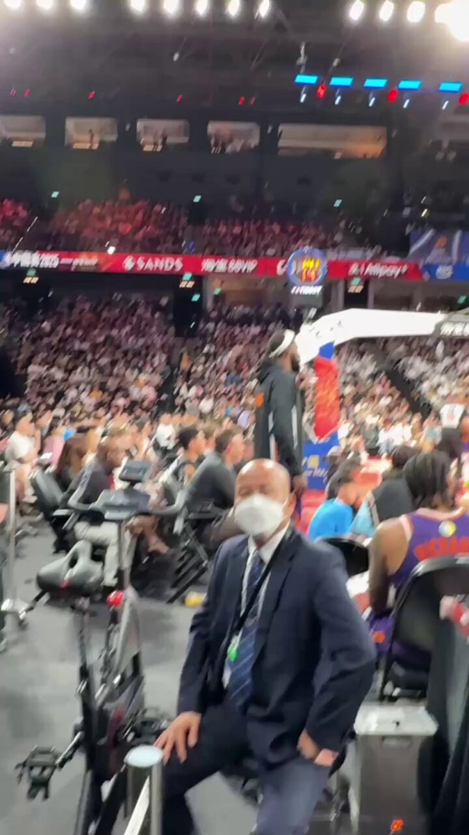 Where’d Book’s headband go…? 👀

The Suns had jokes in Macao 😂 