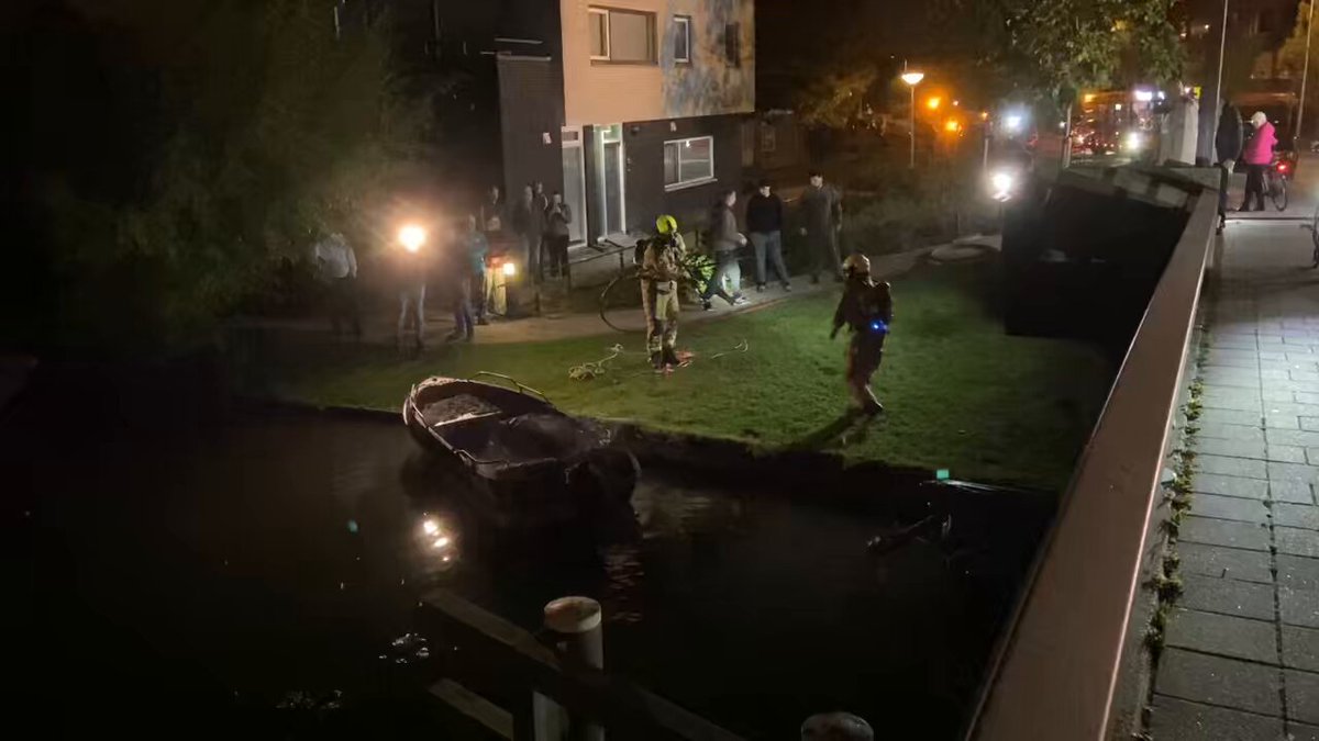 Brand in boot onder brug bij Bleijenhurg, De Lier