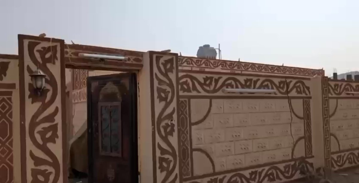 ضبطت أمانة جدة، وهيئة الزكاة والضريبة والجمارك، والهيئة العامة للغذاء والدواء، ووزارة التجارة، بمساندة الضبط الميداني، موقعاً سكنياً بداخله طن و 310 كيلوغرامات "مسحّب" مجهول المصدر، جرى إتلافها وتسليم العامل للجهات المختصة.. إبراهيم العلوي I_waleeed22 