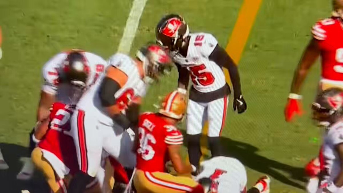 Heartbreaking: Bucs rookie WR Tez Johnson's reaction to Fred Warner breaking his ankle.

Warner is now out for the season 😔💔

 