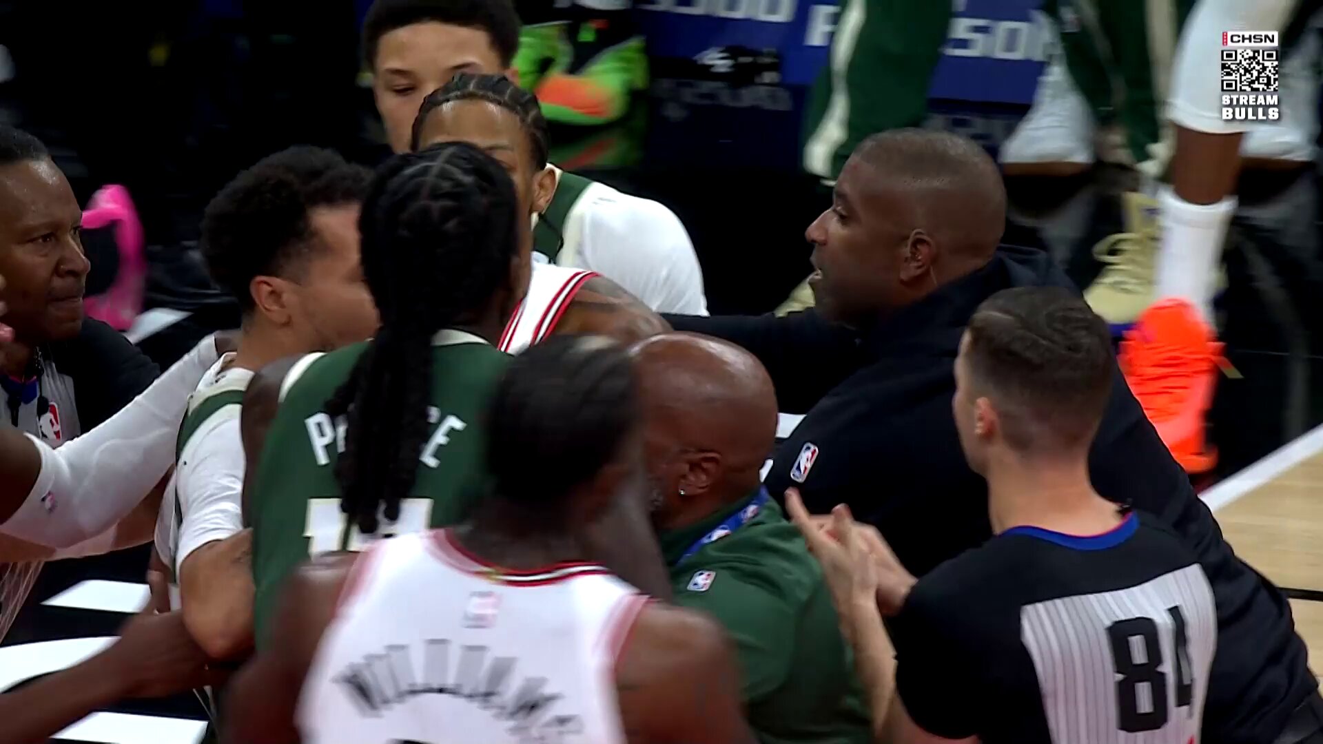 雄鹿与公牛赛事,两队发生冲突画面