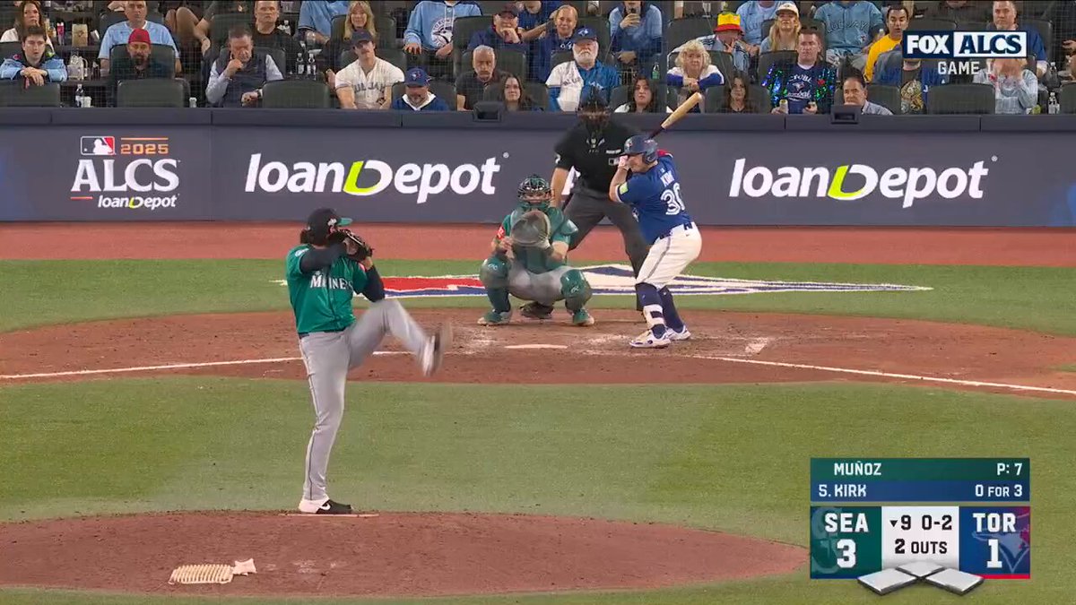 The @Mariners needed only 9 innings this time! 
 
Seattle has a 1-0 lead in the #ALCS 🔱 