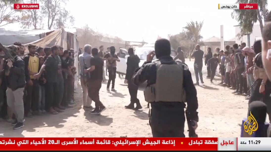 اللحظات الأخيرة ل 13 أسيرا إسرائيليا، غالبيتهم جنود، في قطاع غزة، المقاومة تفرج عنهم اليوم ضمن صفقة التبادل دون مراسم عسكرية 