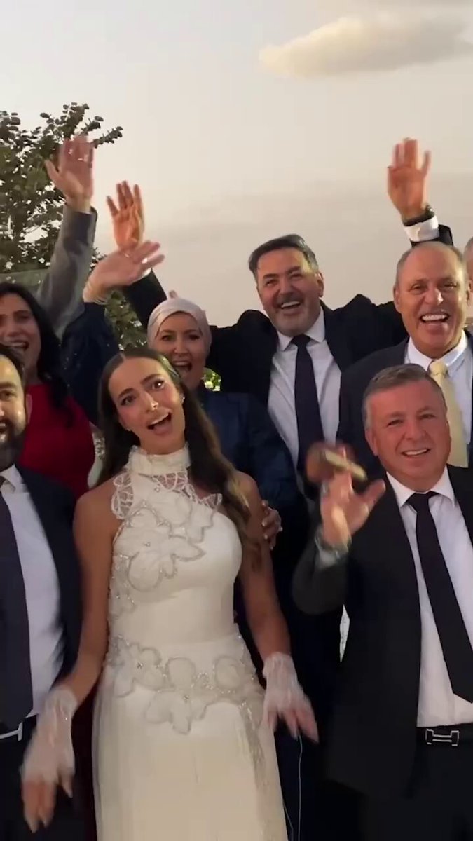 الفنان محمد ثروت يشارك العائلة فرحتها، ويوقع كشاهد على عقد قران نجل الإعلامي الكبير خيري رمضان 