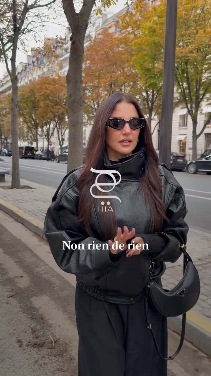 "Non, rien de rien, non je ne regrette rien!". بكلّ عفوية، غنّت درة زروق هذا المقطع من أغنية إديت بياف خلال لقائنا معها في باريس، معترفةً أنّها واحدة من أغنياتها الفرنسية المفضّلة.. وخلال الحديث، كشفت الممثلة التونسية أنّ زيارتها تزامنت صدفةً مع أسبوع الموضة، لكنها كانت هذه المرة لأسباب شخصية، إذ جاءت مع زوجها للاحتفال بعيد ميلاده.. وأشارت درة إلى أنّها من محبّات الستايل الكاجوال والمريح، ولا تتسوّق بعشوائية، بل تختار في كلّ موسم قطعًا محدّدة من العلامات التي تحبها.. وطبعًا لم يكتمل اللقاء من دون الحديث عن Maison Dorra العلامة التي تحمل طابعًا أنثويًا وكلاسيكيًا.. كاملاً وتعرّفوا أكثر إلى درة زروق كما لم تروها من قبل.. dorra_zarrouk #مجلة_هي 