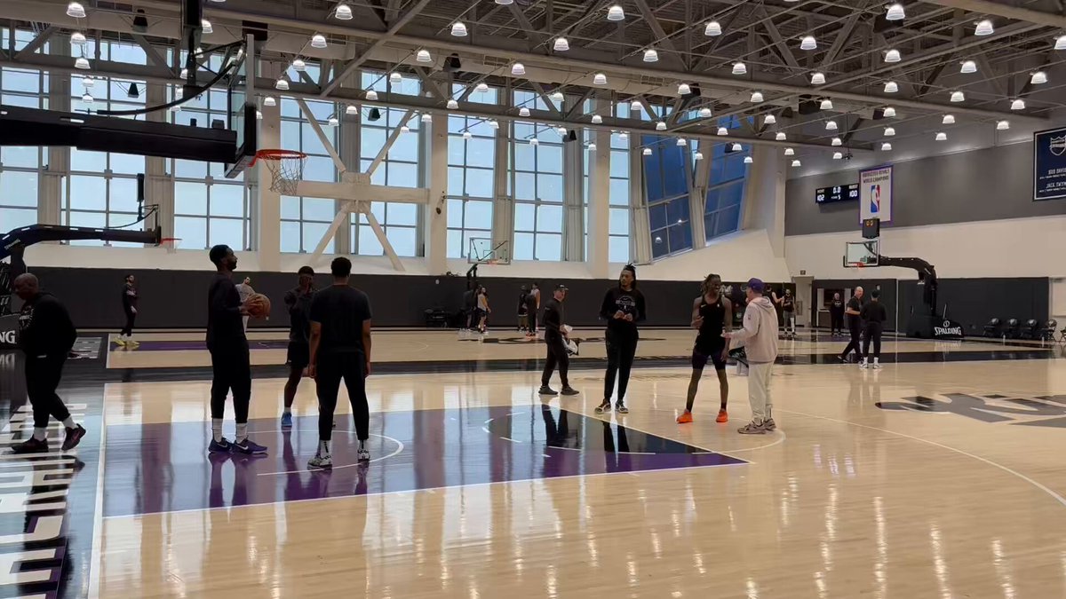Seems like a low key day at Kings practice: 