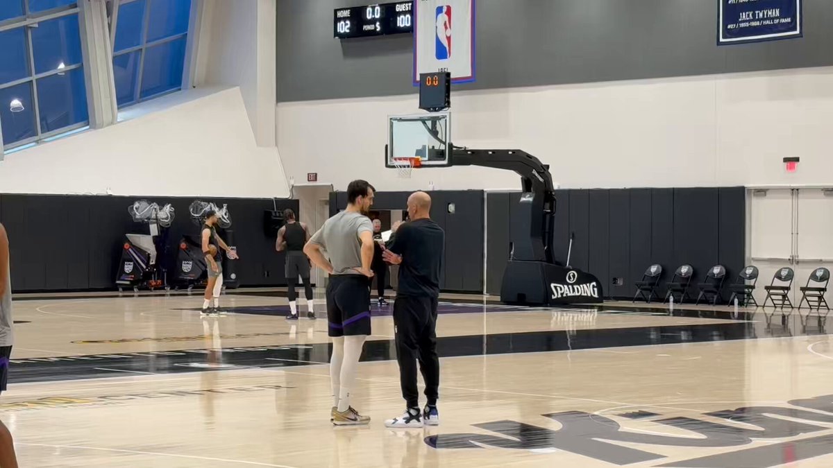 Doug Christie having a coaching moment with Dario Saric: 