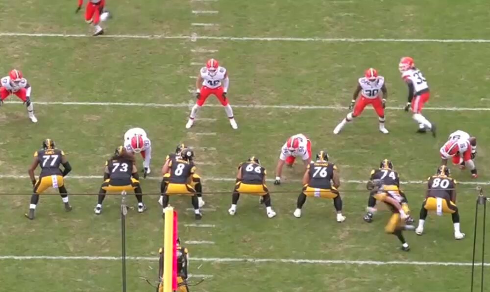 Nice wrinkle here on this block as Troy Fautanu folds rookie LB Carson Schwesinger. Big lane for Kaleb Johnson. #Steelers 