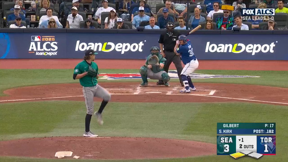 Alejandro Kirk pulls another run back for the @BlueJays!

#ALCS 