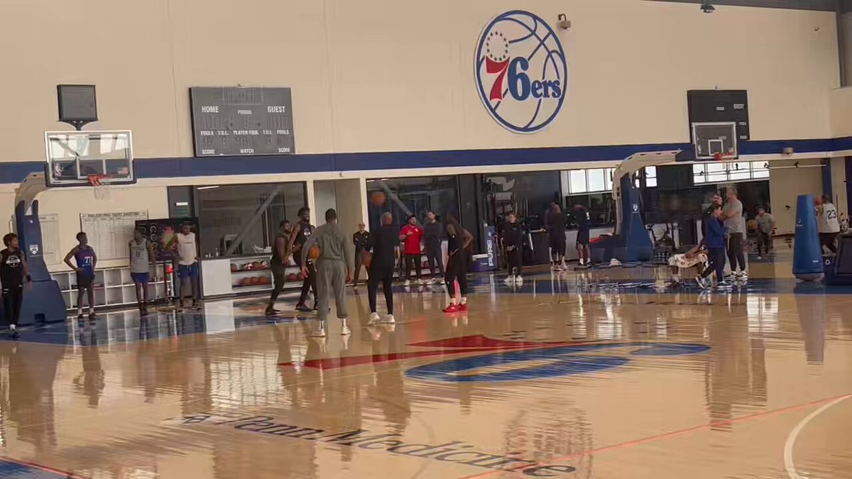 The 1-on-1 worn has begun after practice today with Joel Embiid participating #Sixers 
