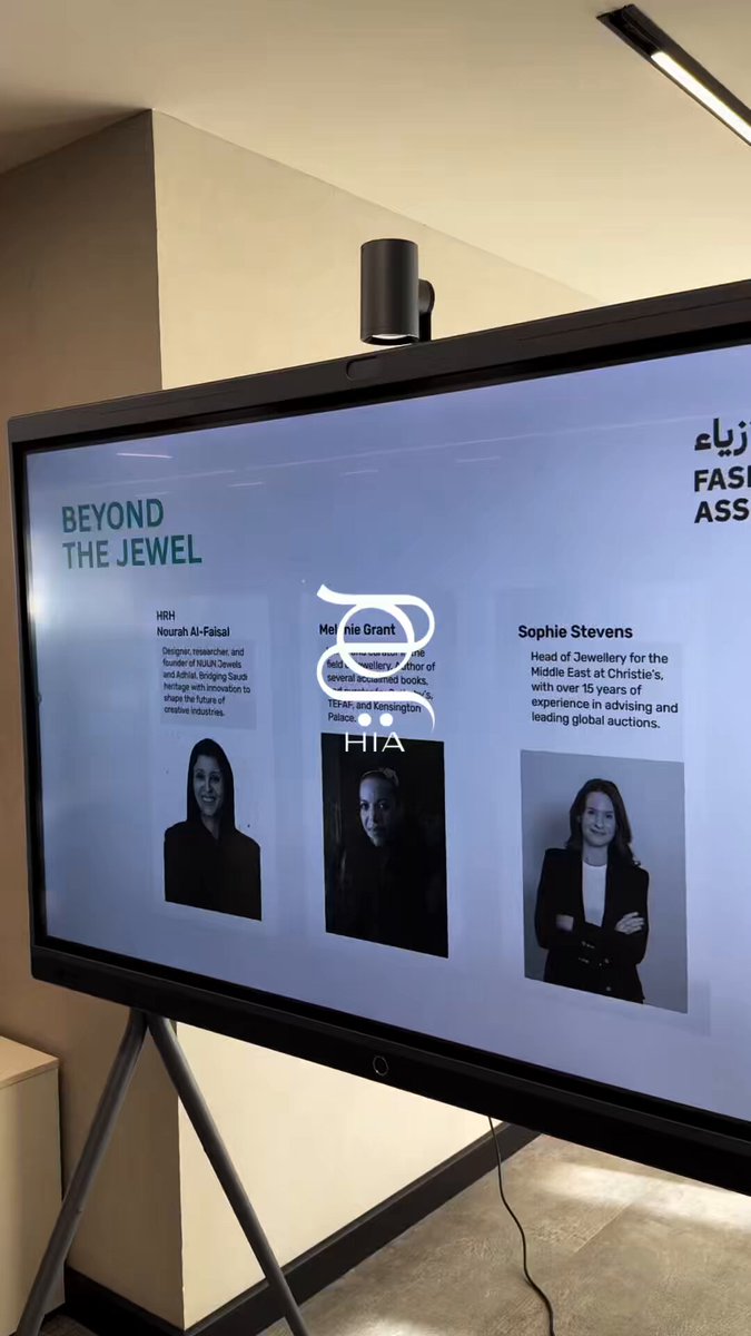 جلسة حوارية "Beyond The Jewel". من تنظيم جمعية الأزياء ضمن فعاليات حاضنة الثقافة، جمعت نخبة من خبراء المجوهرات بينهم الشيخة نورة الفيصل وMelanie Grant وSophie Stevens في حوار ثري حول تطوّر المجوهرات كفن يعكس الهوية والثقافة والإبداع. جمعية الأزياء الرياض FashionAsc 
