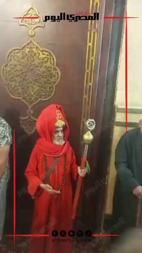 صوفي يثير الجدل بملابسه الغريبة أمام ضريح السيد البدوي خلال احتفالات المولد بطنطا 