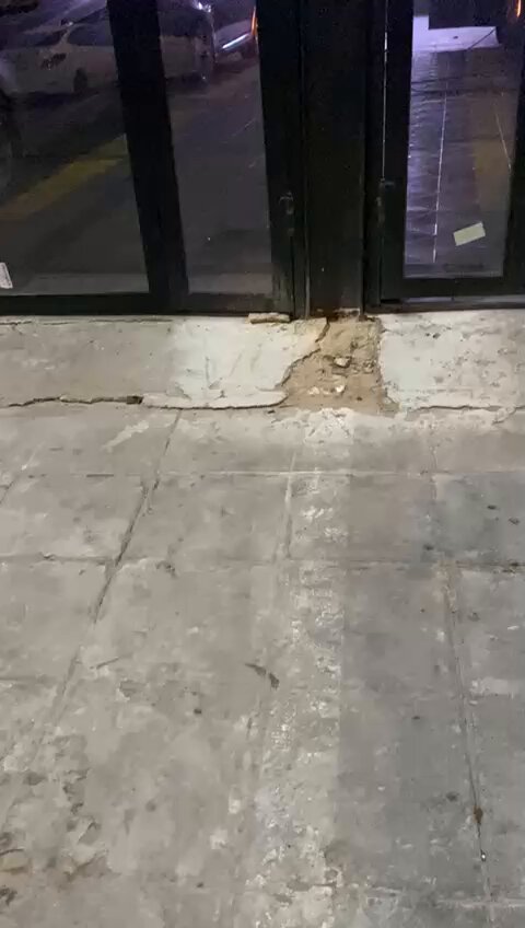 أنقذ محلاً تجارياً يحوي 7 سيارات من الحريق... اليامي ل«عكاظ»: وثّقت الحادثة بالتصوير حتى لا أُتهم بكسر المحل. محمد الزهراني. للاطلاع على 