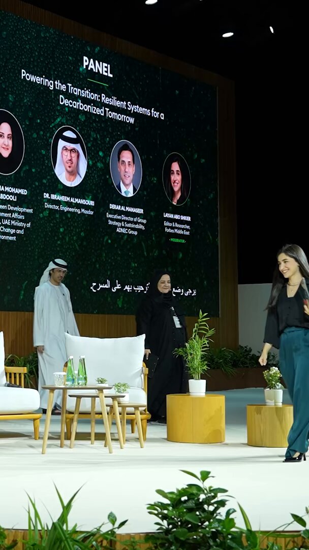 المهندسة عائشة العبدولي، مدير إدارة التنمية الخضراء في وزارة التغير المناخي والبيئة، والدكتور إبراهيم المنصوري، مدير قسم الهندسة في شركة مصدر،وضرار المناصير، المدير التنفيذي لإستراتيجية المجموعة والاستدامة، مجموعة أدنيك، وفاضل عبد الرحمن، رئيس الاستدامة وتغيّر المناخ، في أبوظبي الوطنية للطاقة (مجموعة طاقة)، يناقشون دور مصادر الطاقة المتجددة في تشكيل أنظمة أكثر استدامة وأمنًا في دولة الإمارات، وذلك في جلسة أدارتها ليان أبو شكير، المحررة والباحثة في فوربس الشرق الأوسط، خلال النسخة الثالثة من قمة "قادة الاستدامة 2025".. ADNECGroup MoCCaEUAE missalabdooli TAQAGroup Layan_Aboshkier Masdar 
